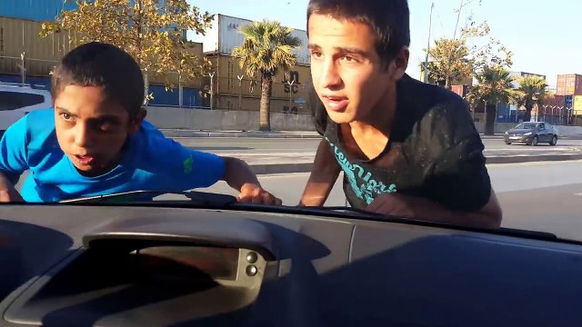 Bahşiş Alamayan Suriyeliler Gelin Arabasına Vuruyor