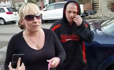 Il sort en furie de sa maison pour forcer une femme à ramasser à la main la crotte de son chien !