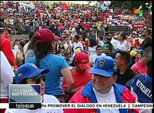 Jóvenes venezolanos marchan por la paz y en defensa de la soberanía