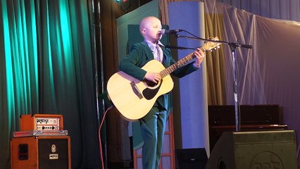 Артем Харченко заспівав нову пісню на благодійному концерті у Хмельницькому