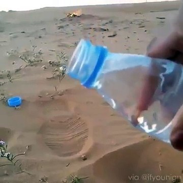 Guardate cosa succede quando versa l'acqua sulla sabbia... WOW!