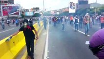 Policía dispara lacrimógenas a manifestantes de Caracas a nivel del pecho