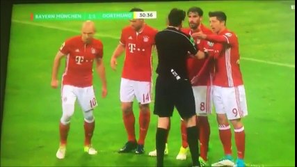 Arjen Robben Comically Decides To Mesure Free Kick Distance Himself vs Borussia!