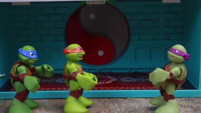 Teenage Mutant Ninja Turtles Spittin' Raphael Giant Robot Spills Oil on Triceraton and Slash Mutants-8eXUyji
