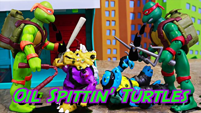 Teenage Mutant Ninja Turtles Spittin' Raphael Giant Robot Spills Oil on Triceraton and Slash Mutants-8eX