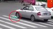 Terekam CCTV: bayi terjatuh dari becak dan hampir terlindas mobil di Cina - TomoNews