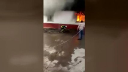 Manisa Itfaiye Su Vanasını Açamadı, Bir Ev ve Bir Araba Kül Oldu