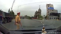 Chạy chốt CSGT, 2 thanh niên đầu trần tông trực diện ô tô