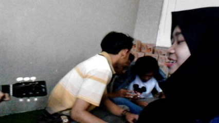 Bermain gitar dengan kawa kawan