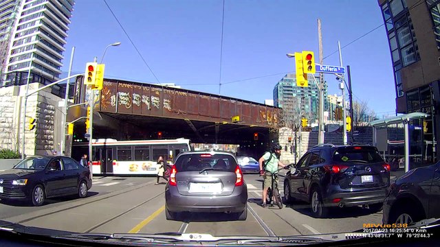 Un cycliste en colère éclate le rétro d'un automobiliste - Road rage