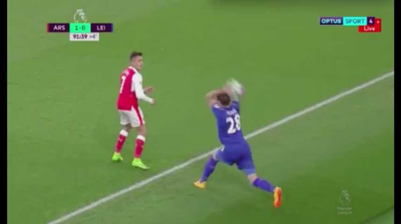 Arsenal : la ridicule simulation d'Alexis Sanchez