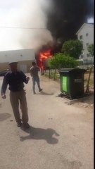 Un camion prend feu dans un entrepôt suite au crash d'un avion quelques minutes plus tôt.