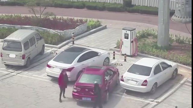 Deux femmes galère comme pas possible pour se garer et vont même soulever la voiture.