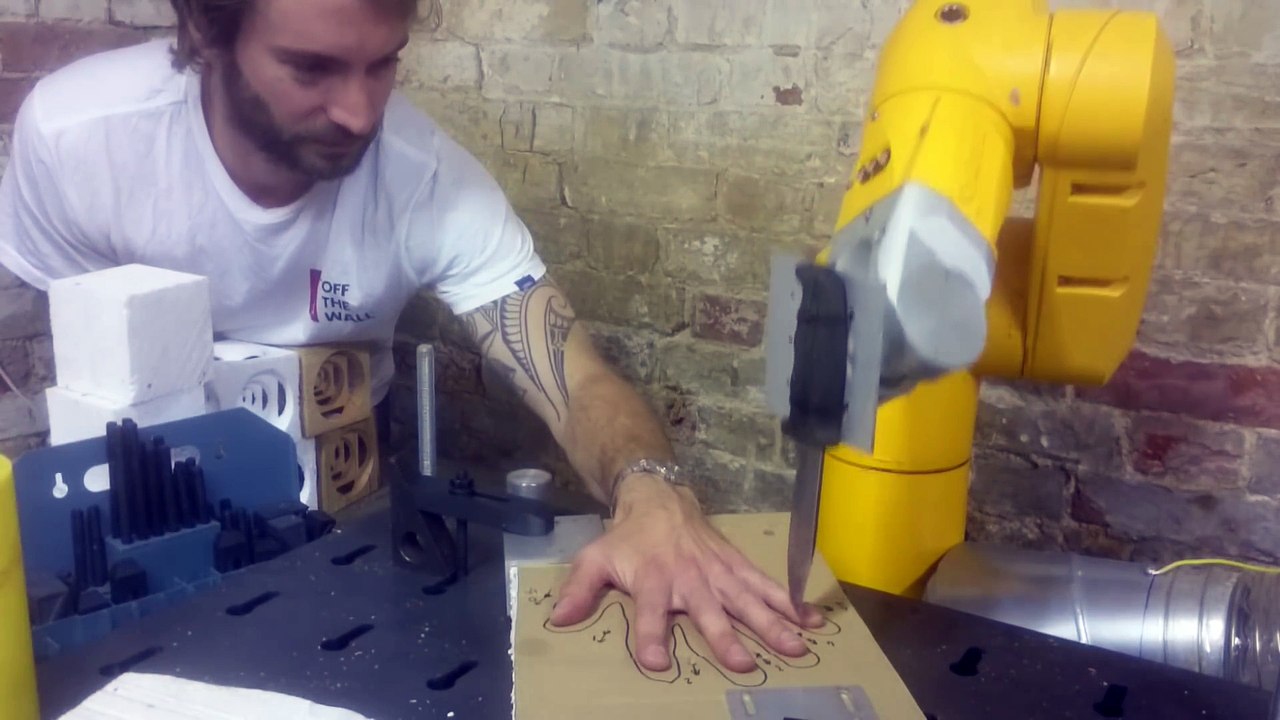 Il s'essaye au jeu du couteau avec un robot Stäubli