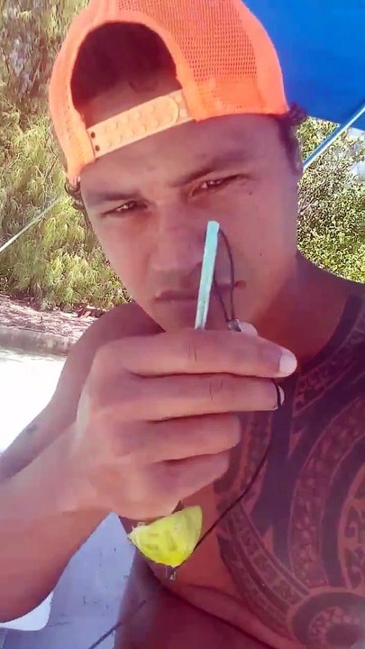 Un polynésien pêcher des raies