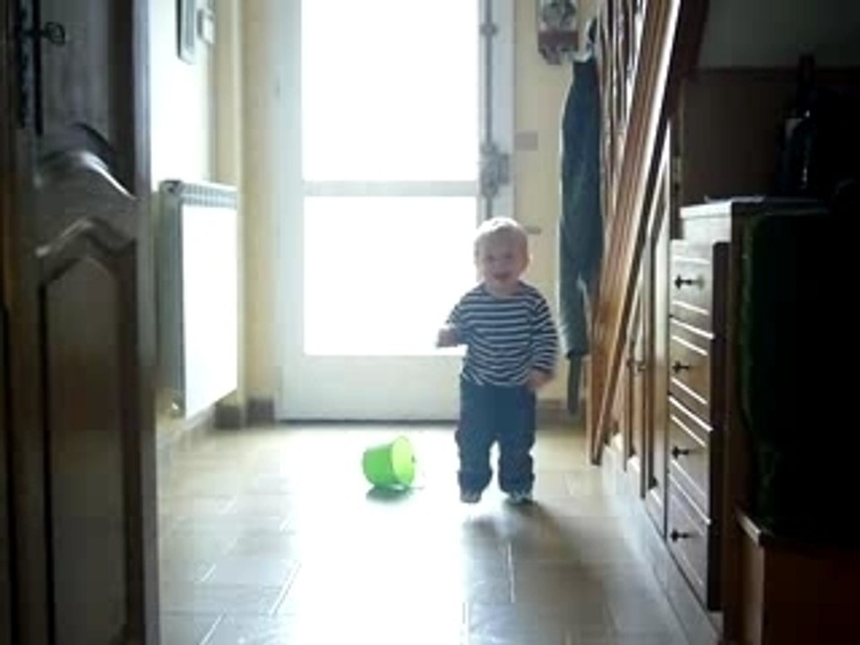 Noé court dans le couloir