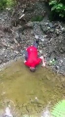 Il met sa tête dans une flaque d'eau pour se rafraîchir mais son pote le trolle de façon dégueulasse
