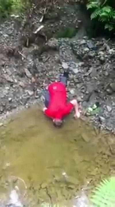 Il met sa tête dans une flaque d'eau pour se rafraîchir mais son pote le trolle de façon dégueulasse