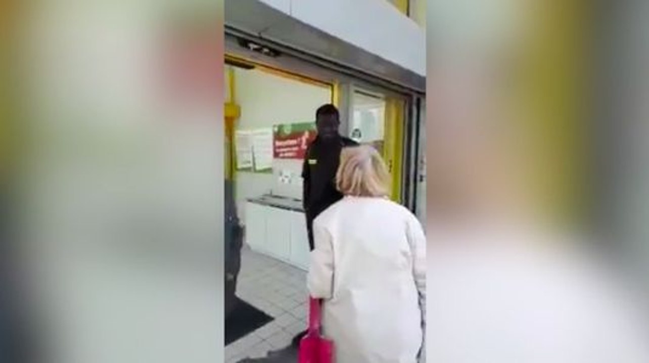 Une vieille dame s'en prend à un vigile de supermarché avec ardeur !