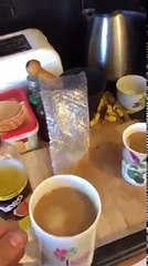 Des gars frottent le piment sur le bord de la tasse de café de leur pote