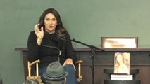 Caitlyn Jenner parle d'identité lors du lancement de son livre