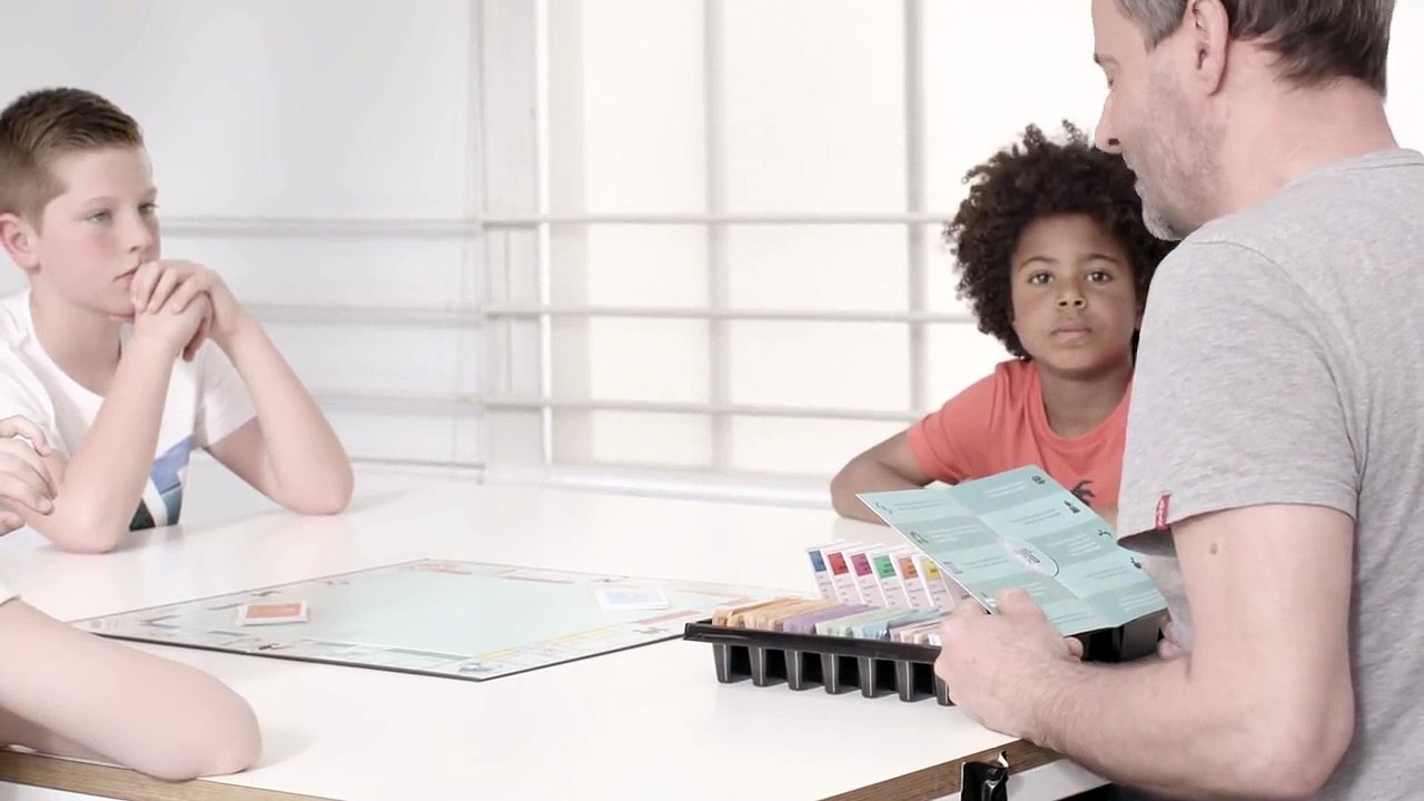 Des enfants jouent à un jeu de société avec les règles de la vie d'aujourd'hui !