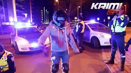 Une voiture de police percute volontairement une moto pour l'arrêter