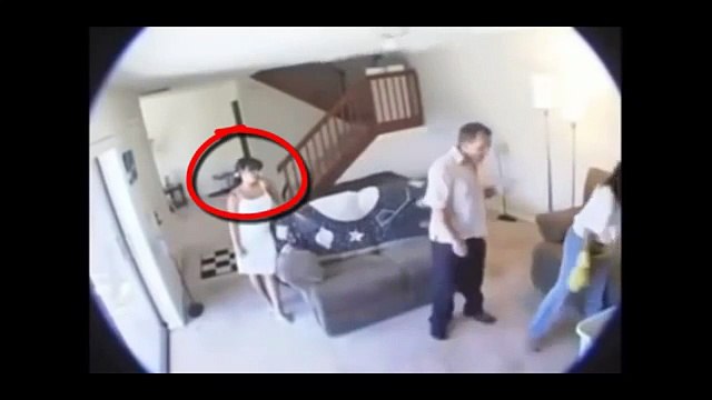 Marito nasconde video camera e registra la moglie con l'amante
