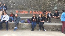 Une centaine de manifestants contre M. Le Pen et E. Macron