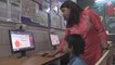 Niñas de los suburbios dan alcance al futuro digital en garajes de Delhi