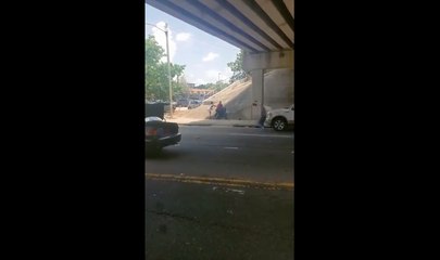 Un homme veut arrêter une bagarre sur la route et oublie de mettre son frein à main.