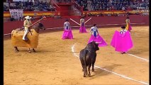 Paulita Puerta Grande en Valdemorillo  - 4-2-2017-SEGUNDO TORO-bullfighting festival Crazy bull attack people -303