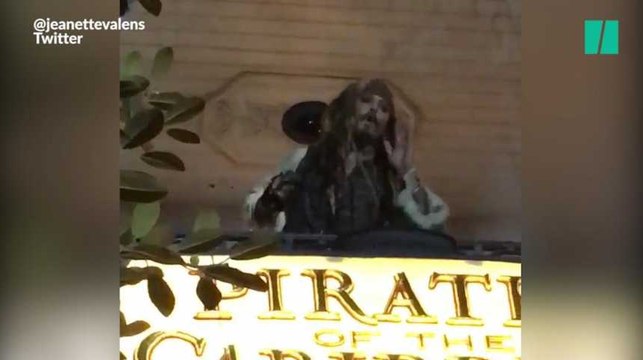 Déguisé en Jack Sparrow, Johnny Depp surprend les visiteurs de Disneyland