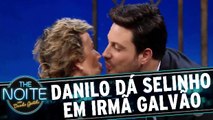 Marilene Galvão tasca selinho em Danilo Gentili