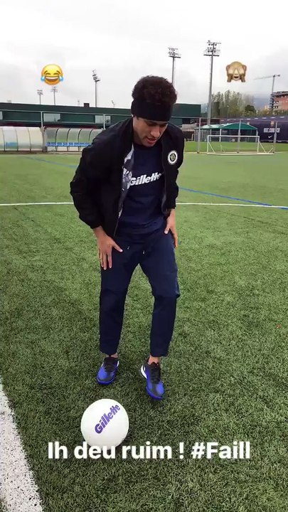 Neymar cai de bunda tentando fazer embaixadinha