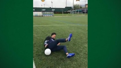 Neymar tenta jogada de efeito, pisa na bola e cai. Veja!