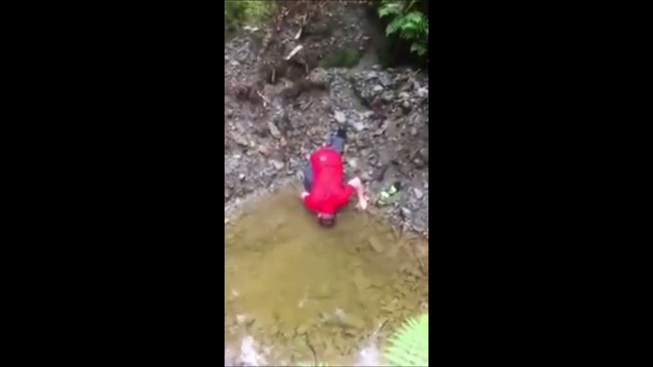 Son pote se rafraichit la tête dans une flaque...