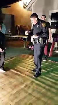 Ce flic appelé pour tapage nocturne va finalement danser avec les fêtards