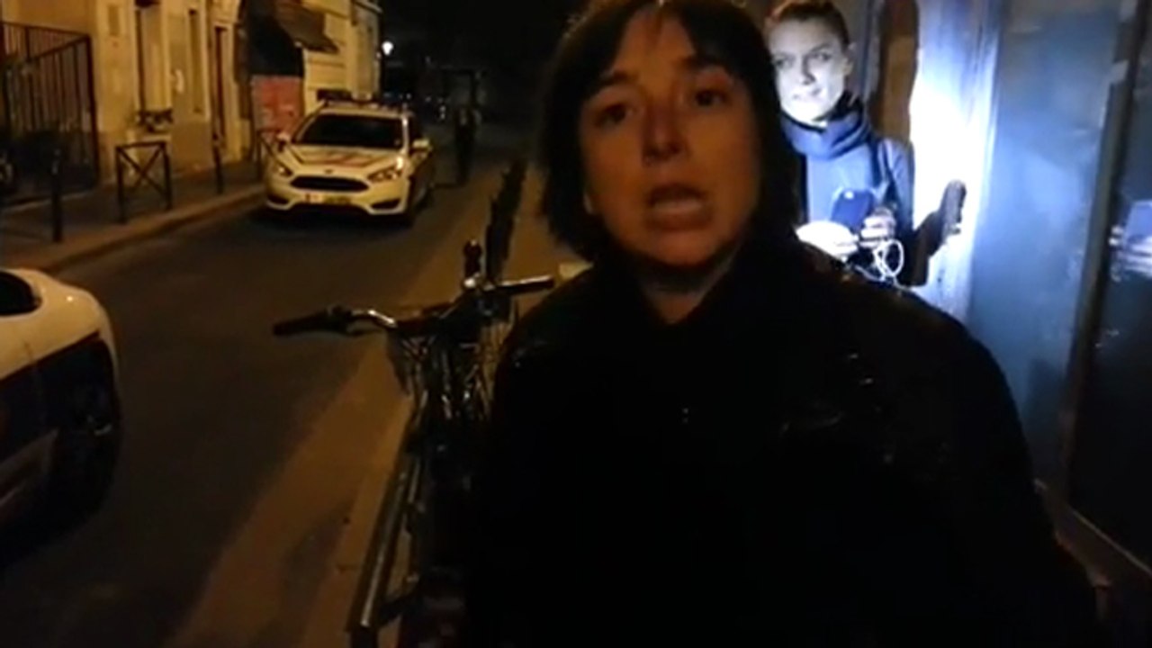 Un policier confisque le téléphone d'une jeune femme