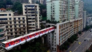 Trem passa por dentro de Edifício na China- Incrível