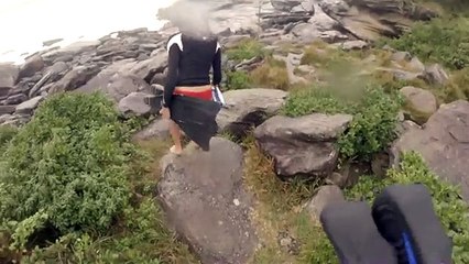 Em vez de ajudar, filma a namorada a levar com um relâmpago