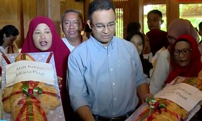 Roti Buaya dan Nasi Tumpeng Untuk Anies