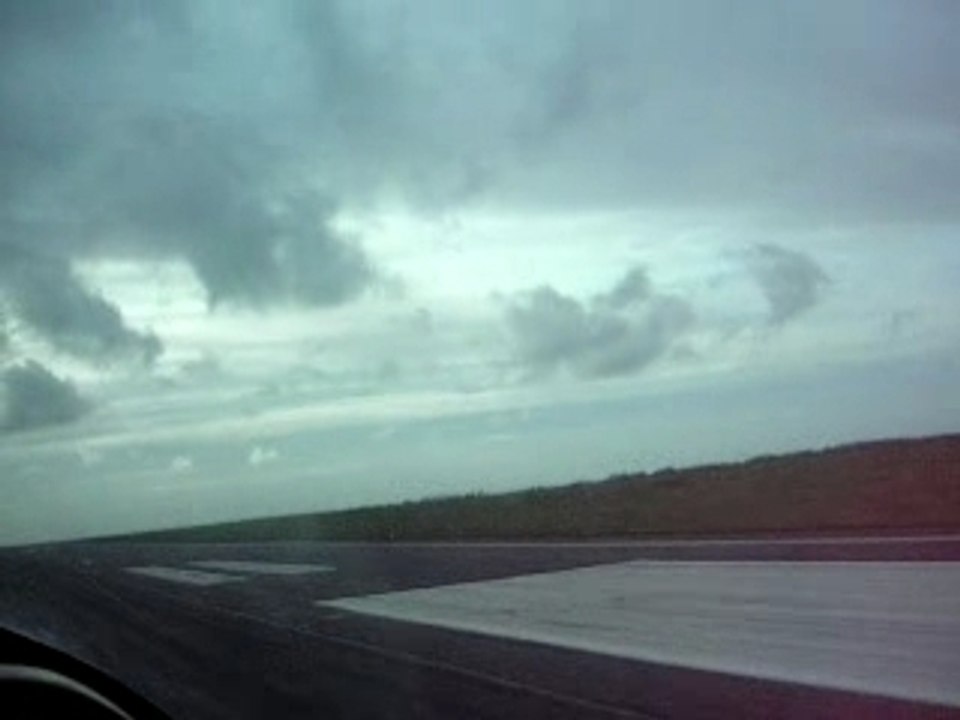 Attérrissage vent plein travers Brest (LFRB) en DR400