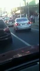 Brincando de carrinho bate-bate no meio da rua