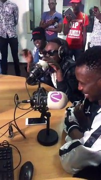 DIP DOUNDOU GUISS avec son crew Reptyle Music en freestyle HOT HOT HOT