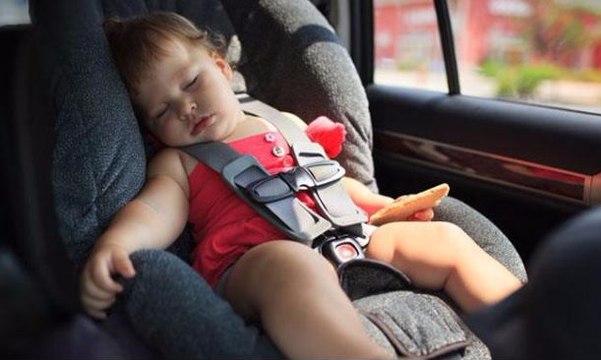 Ditinggal Makan Ortu, Anak Terkunci di Mobil Hingga Lemas