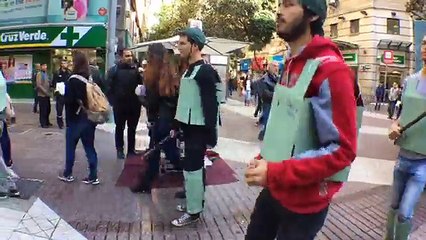 Estudiantes realizan actividad cultural en pleno Paseo Ahumada,en el marco del "Paro Nacional Estudiantil" para el próximo 9 de Mayo