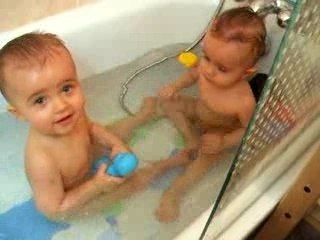 On joue dans le bain