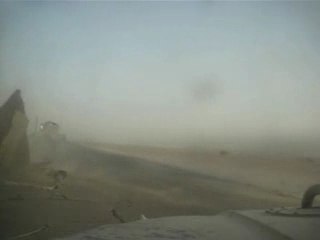 Une mine explose près des soldats.