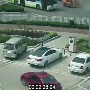 Il aide une personne à se garer mais...